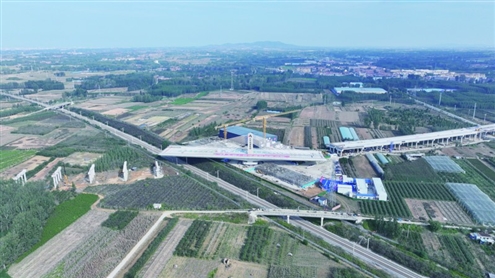 董梁高速沈新段上跨瓦日铁路转体桥成功转体